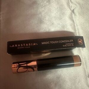 Anastasia Beverly Hills 
Magic Touch Concealer in 20
Never USED